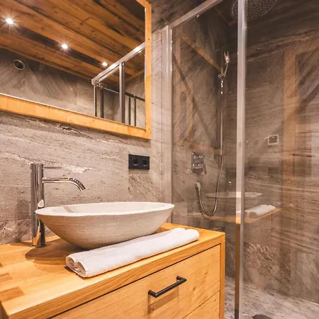 Alpine Essence Luxury In Капрун